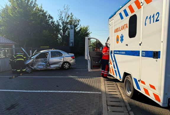 Kiskorú beteget szállító mentővel ütközött az autó – Hét személy érintett a balesetben