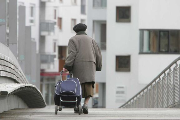 Többféle támogatás jár a kisnyugdíjasoknak – Kik jogosultak és mekkora összegek igényelhetők?