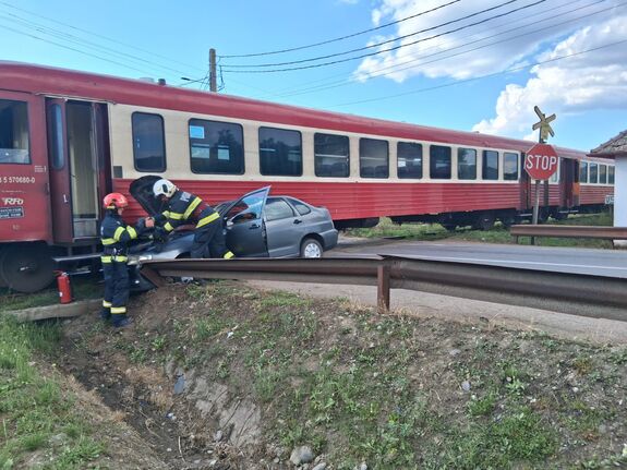 Személyvonattal ütközött egy autó a Maros megyei Bánffytanyán