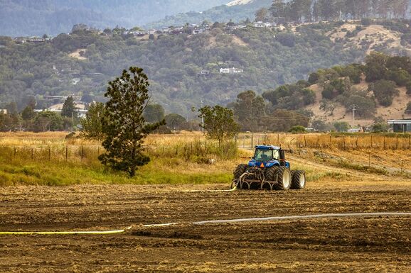 Súlyosan megsérült egy 24 éves fiatal – Összezúzta egy rögzítetlen traktor 