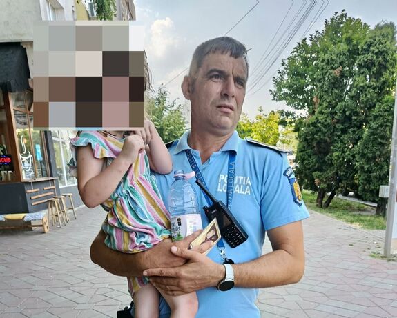 Az autóban, 50 fokban hagyta kislányát egy apa, majd felháborodott a rendőrök mentőakcióján