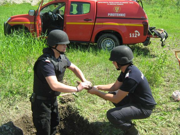 Drónmaradványokat találtak egy mezőn – Robbanásveszély miatt a tűzszerészek megsemmisítik