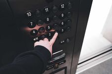 Épülhetnek a felvonók – Megszavazták a PSD „liftprogramját”