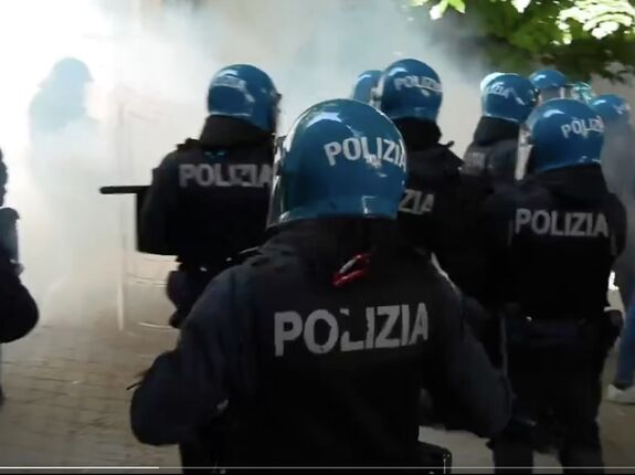 Anarchistákkal csapott össze a rendőrség Torinóban (VIDEÓ)
