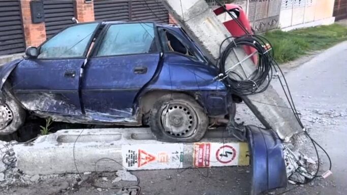 Hídfőnek ütközött, majd villanyoszlopnak csapódott egy autó – Egy férfi meghalt
