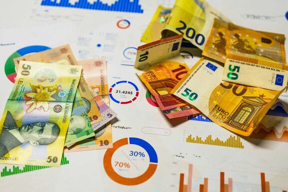Újabb történelmi mélyponton a lej az euróhoz képest