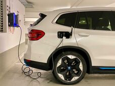 Enyhe növekedés volt az autópiacon áprilisban, szárnyalt az elektromos autók eladása
