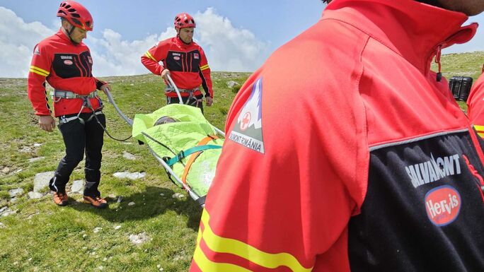 Precedens nélküli márkavita: a Salvamont logója miatt perel a Román Vöröskereszt