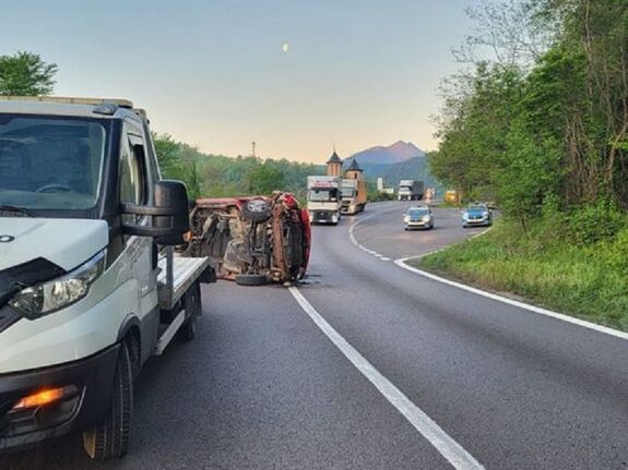 Felborult egy kisteherautó – A sofőr és három gyermek kórházban
