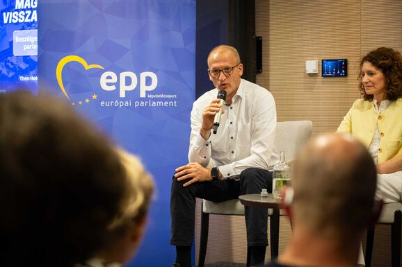 Tarr Zoltán: Nem szólunk bele a határon túliak belső politikai életébe, szerzett jogaikat megtartjuk 