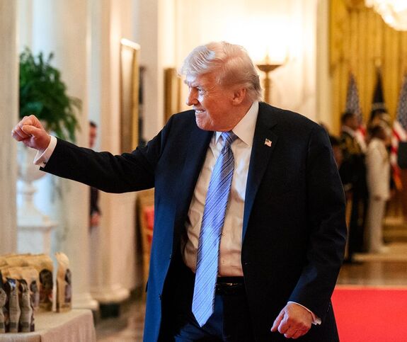 Trump felfüggesztette hajókísérő műveletét a Hormuzi-szorosban 