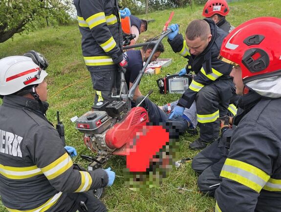Súlyos baleset Marosvásárhelyen: fűnyíróba szorult egy férfi lába