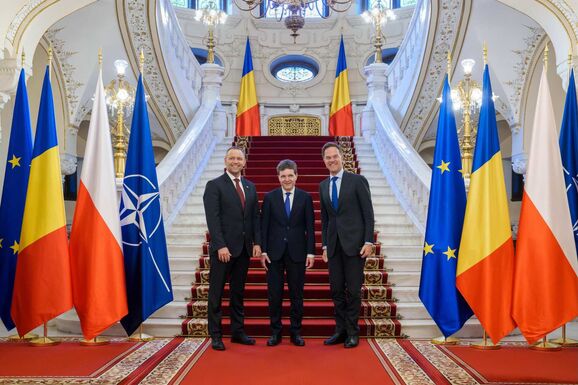 Megérkezett Bukarestbe a NATO főtitkára