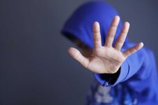 Seprűnyéllel verte élettársa kislányait egy férfi, fiát bántalmazta egy anya