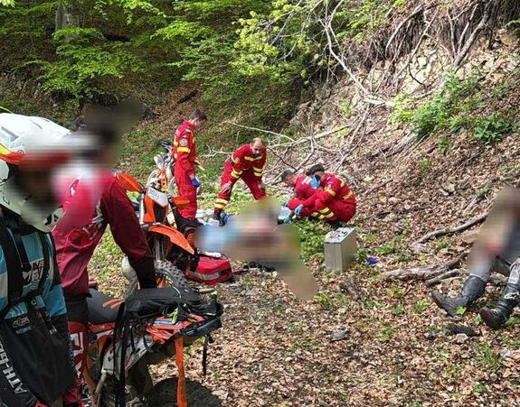 Szakadékba zuhant egy 19 éves motoros – Nem élte túl