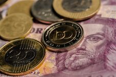 Erősödő forint, gyengülő lej