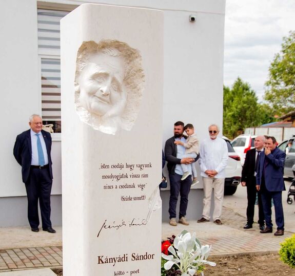 Szoboravatással ünnepelték a 26. Kányádi Sándor szavalóversenyt Varsolcon