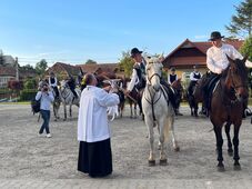 Imákat és reményt visznek a Szűzanyához – Útnak indultak a Maros megyei lovas zarándokok (VIDEÓ)