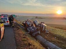 Egy gépkocsikat szállító teherautó borult fel az autópályán
