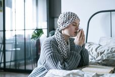 Szívtelen csalók: „csodaszerrel” csaptak be több ezer rákos beteget