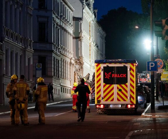 „A nyáron házasodtunk volna össze” – Harmadik napja keresik a romok alatt rekedt fiatalokat