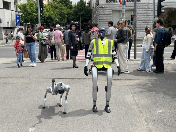 Nem sci-fi: robotok járőröznek Marosvásárhelyen és a köztisztaság fontosságára figyelmeztetnek (VIDEÓ)