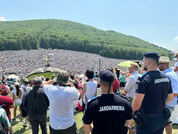 Fokozott készültség a búcsún: rendőrök, csendőrök és tűzoltók vigyáznak a zarándokokra