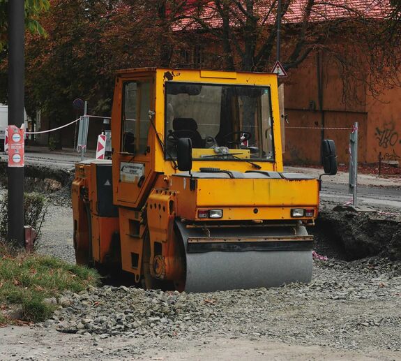Arad: 25 ezer lej kártérítést fizetett a város egy lakosnak, mert nem aszfaltozták le az utcáját 
