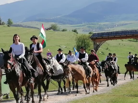 Több száz lovas zarándok érkezett a csíksomlyói hegynyeregbe