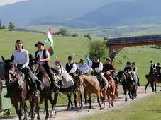 Több száz lovas zarándok érkezett a csíksomlyói hegynyeregbe
