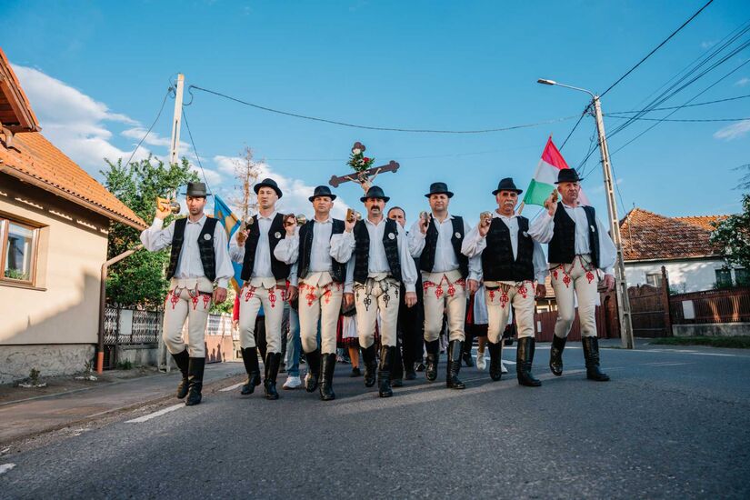 Úton a keresztalják: hajnalban indultak a zarándokok Csíksomlyóra (FOTÓK)
