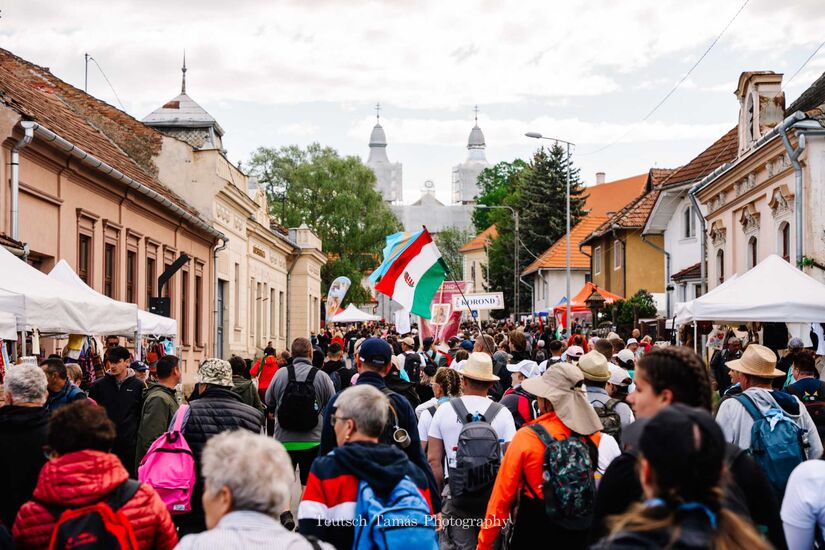 Megteltek Csíkszereda utcái: hömpölyög a tömeg a Hármashalom-oltárhoz (FOTÓK)