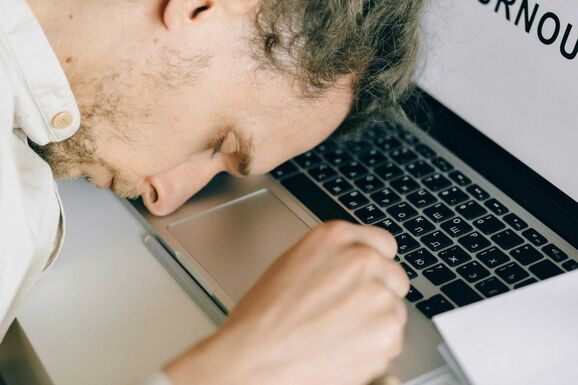 Tervezet: módosulnak a túlóra és az ünnepnapi munkavégzés feltételei