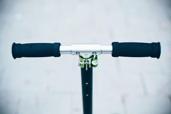 Súlyosan megsérült egy kislány, miután elgázolták elektromos rollerrel
