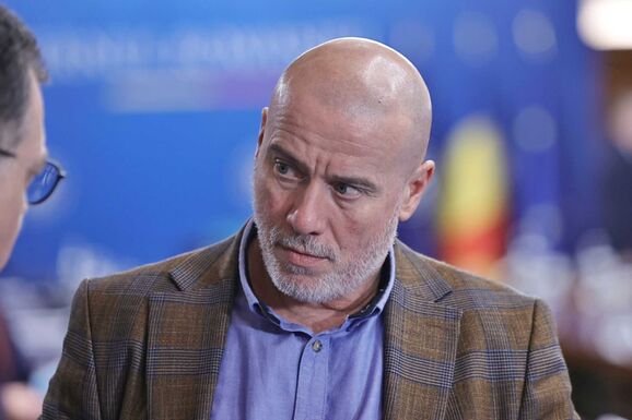  „Tankönyvbe illő manipulációnak” nevezte Demeter ügyét Andrei Caramitru