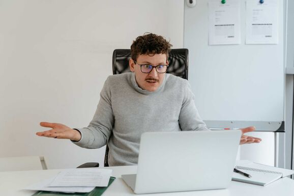 Fogalmuk sincs a hatóságoknak, mennyit keresnek pontosan a közalkalmazottak