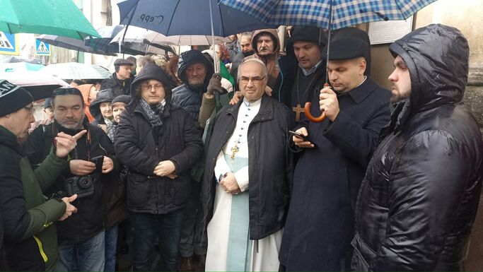 Betörtek hajnalban a nagyváradi premontrei rendházba – Átütötték a falat az önkormányzat munkásai (VIDEÓ)
