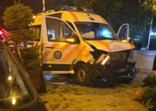 Szirénázó mentőautóval ütközött egy személygépkocsi (VIDEÓ)