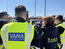 „Túlzott buzgalommal” tiltakoznak a vámosok – Jelentősen nőhet a várakozási idő a határokon