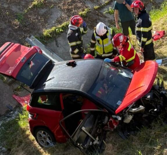 Patak medrébe zuhant egy mopedautó Csicsómihályfalván – Súlyosan megsérült a 17 éves sofőr
