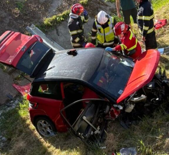 Patakmederbe zuhant egy 17 éves lány járművével, gerincsérülést szenvedett