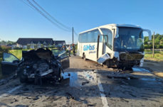 Súlyos baleset: munkásokat szállító autóbusszal ütközött egy személyautó