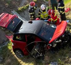 Patakmederbe zuhant egy 17 éves lány járművével, gerincsérülést szenvedett