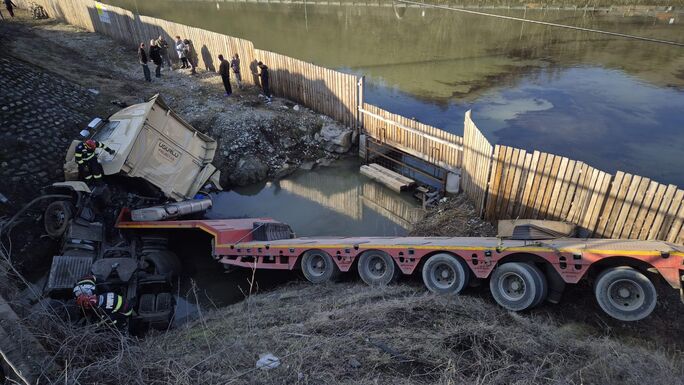 Árokba hajtott egy külföldi sofőr a teherautóval