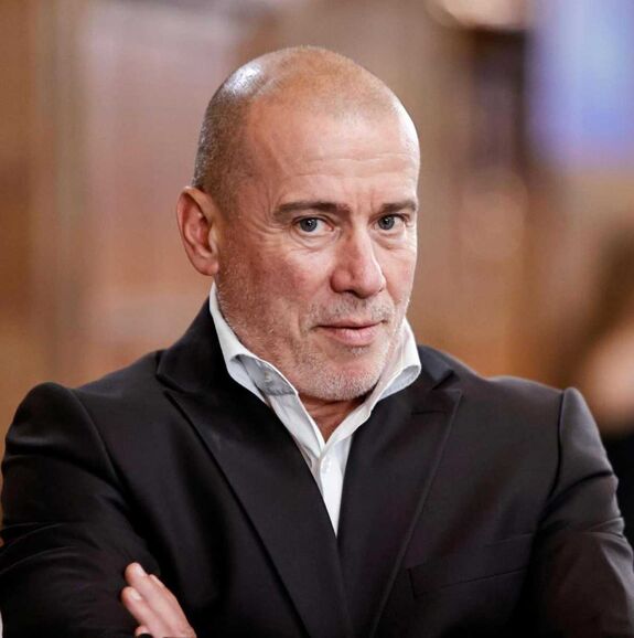 Szenátusi döntés előtt a kulturális miniszter sorsa az AUR támadása után