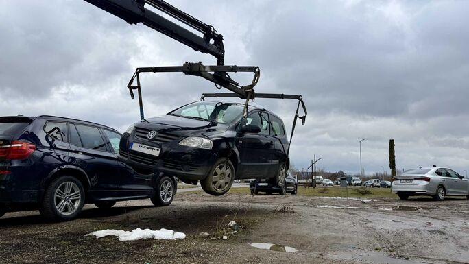 Roncsok foglalják a sepsiszentgyörgyi parkolókat – A trükközés nem segít, elszállítják az autókat