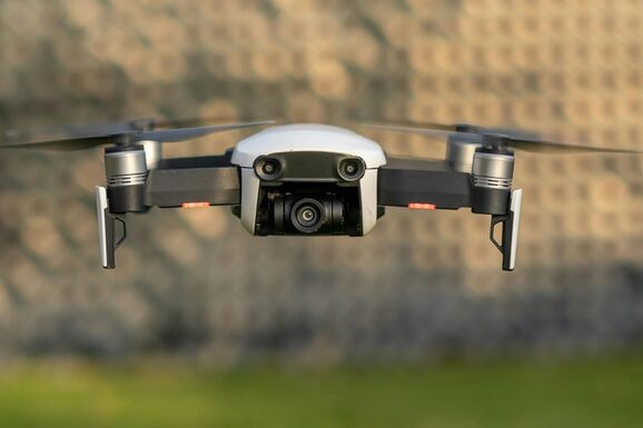 Indulnak a drónos ellenőrzések az illegális építkezések felderítésére és megadóztatására