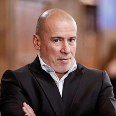 Szenátusi döntés előtt a kulturális miniszter sorsa az AUR támadása után