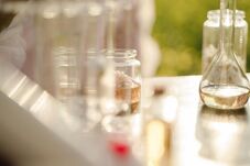 Razzia: hamisított parfümökkel és kozmetikumokkal árasztották el Romániát és Magyarországot