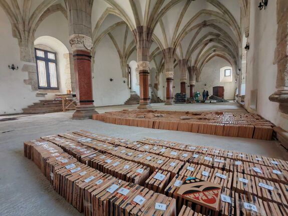 Zsolnay-csempékkel restaurálják a Lovagterem padlóját a vajdahunyadi várban (VIDEÓ)